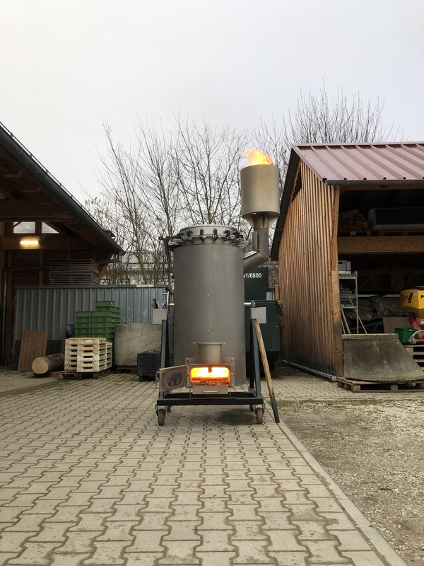 KI generiert: Metallgerät mit Flamme oben, umgeben von Lagerbereich und Holzstrukturen. Text: "HDG / 6800".