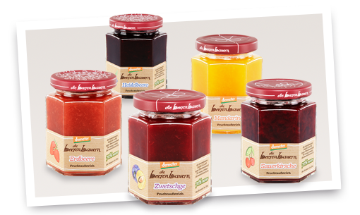 KI generiert: Fünf Gläser Fruchtaufstrich in verschiedenen Geschmacksrichtungen von "die beerenbauern".