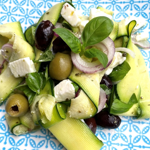 Rezeptbild für Griechischer Zucchinisalat mit Feta und Oliven