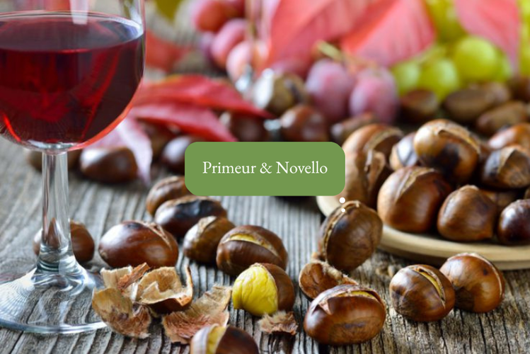 KI generiert: Ein Glas Rotwein, Kastanien und Trauben. Text: "Primeur & Novello".