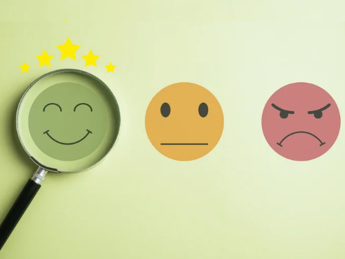 KI-generierte Beschreibung: Hauptinhalt des Bildes sind drei Emoji-Gesichter: ein lächelndes, ein neutrales und ein wütendes.