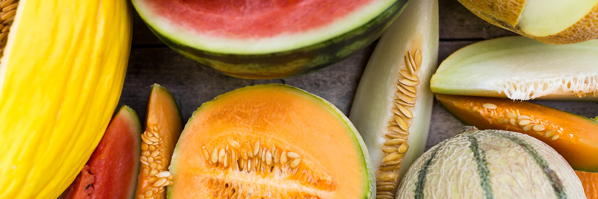 KI generiert: Verschiedene aufgeschnittene Melonensorten auf einem Tisch.
