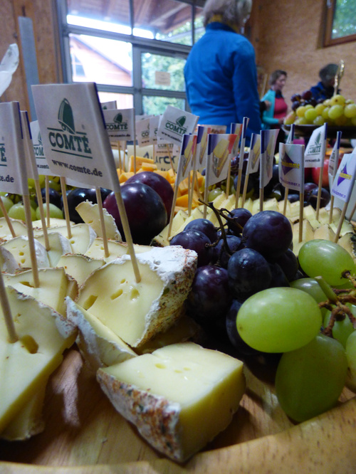 KI-generierte Beschreibung: Obst- und Gemüsestände in einem Supermarkt.