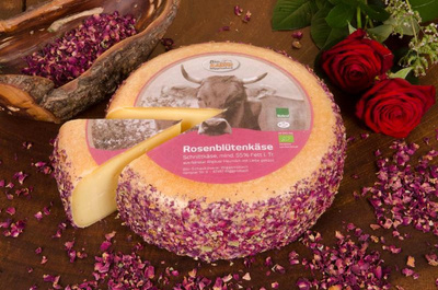 Produktfoto zu Allgäuer Rosenblütenkäse aus Heumilch