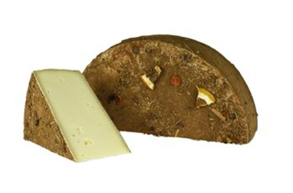 Produktfoto zu St. Galler Gewürzkäse - gewälzt in Hagebutten, Zimt, Nelken, Kardamom, Orangen- und Vanille-Schalen-Stückchen.
