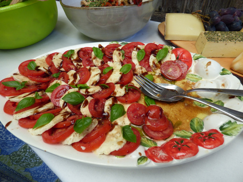 KI-generierte Beschreibung: Hauptinhalt: Pizza mit Salami, Rucola und Parmesan.