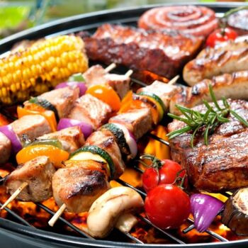 KI generiert: Verschiedene Fleischstücke und Gemüse auf einem Grillrost über heißen Kohlen.