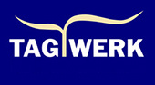 KI generiert: Ein blaues Logo mit der Aufschrift "TAGWERK" und einer geschwungenen gelben Linie darüber.