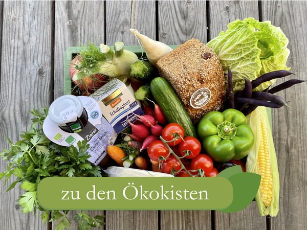 KI generiert: Ein Gemüse- und Brot-Korb auf Holz, Text: "zu den Ökokisten".