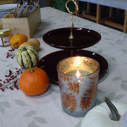 KI-generierte Beschreibung: Hauptinhalt: Obst und Gemüse in Schalen auf einem Tisch.