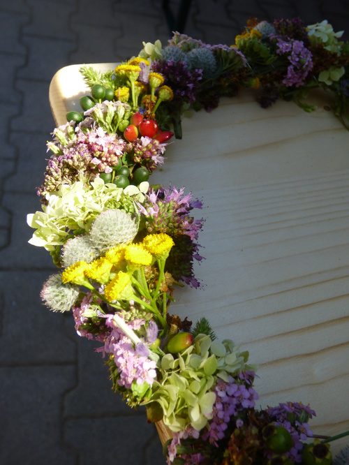KI-generierte Beschreibung: Blumenstrauß mit verschiedenen Blüten und Blättern.