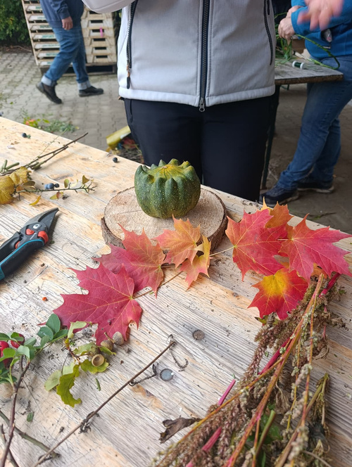 KI-generierte Beschreibung: Hauptinhalt: Blumenstrauß in Eimer mit Werkzeug.