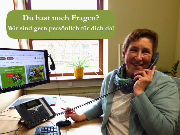 KI generiert: Eine Frau telefoniert im Büro, Text: "Du hast noch Fragen? Wir sind gern persönlich für dich da!"