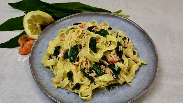 Rezeptbild für Bärlauch-Tagliatelle mit Räucherlachs