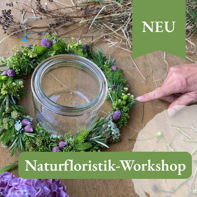 KI generiert: Ein Glas umgeben von einem dekorativen Kranz. Text: "NEU Naturfloristik-Workshop".