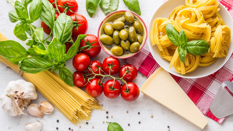 KI generiert: Frische Zutaten: Tomaten, Basilikum, Oliven, Parmesan, Knoblauch, Spaghetti, Tagliatelle auf kariertem Tuch.