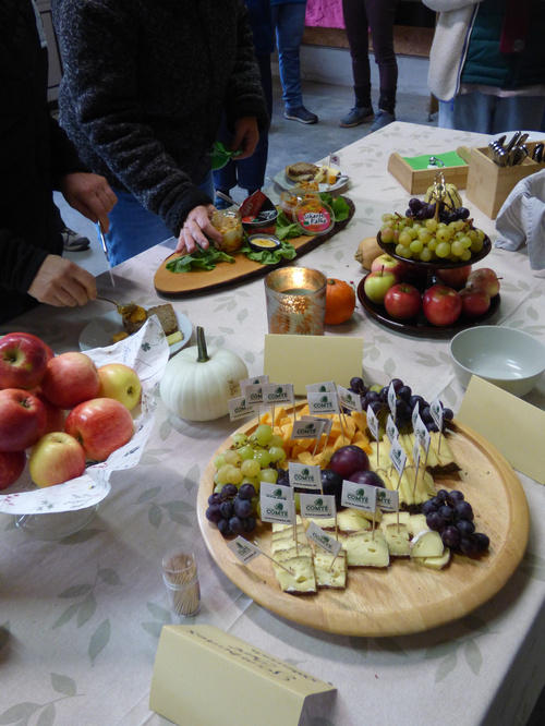 KI-generierte Beschreibung: Obst- und Gemüsestand mit frischen Produkten und Preisschildern.